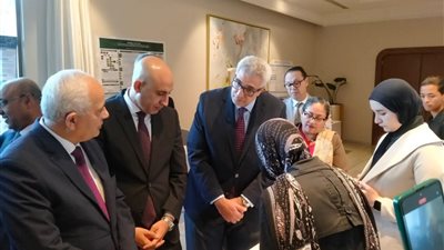 وزير التعليم يستمع لشرح الطلاب الفائزين بمسابقة انتيل ايسيف حول المشاريع البحثية والتى تنوعت ما بين طبية وهندسية