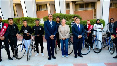 وزيرة البيئة تسلم ٣٠ دراجة على الفائزين من مسابقة 