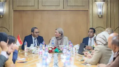 وزيرة البيئة ومحافظ قنا يعقدان جلسة لمناقشة عدد من الملفات البيئية