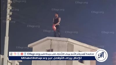أول صور.. لشاب يلوح بإشعال النيران في نفسه أعلى برج سجن المنصورة القديم والأمن ينزله