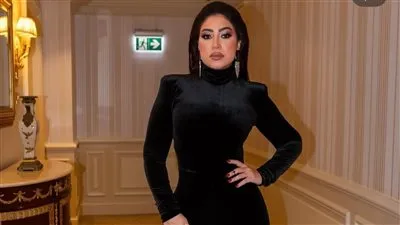 بجمبسوت باللون الأسود.. بوسي تخطف الأنظار في أحدث ظهور لها (صور)