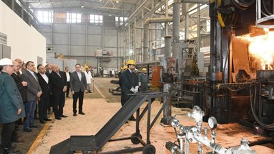 وزير الدولة للإنتاج الحربي يتفقد خطوط الإنتاج ومراحل التصنيع بشركة حلوان للصناعات الهندسية