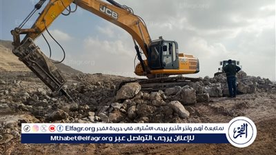 تكثيف العمل لنهو أعمال الحفر والردم تجهيزًا لرصف طريق دير القصير فى أسيوط 