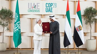 رئيس دولة الإمارات يمنح وزيرة البيئة وسام زايد الثانى من 