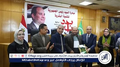 محافظ المنيا يسلم 140 عقدًا لتقنين أراضي أملاك الدولة