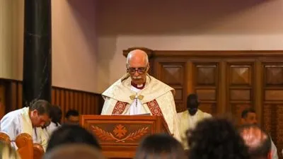 رئيس أساقفة الكنيسة الأسقفية يدعو لصلاة الاستعداد ضمن طقوس قداس الميلاد