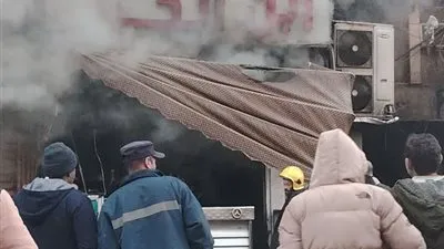 السيطرة على حريق اندلع بمطعم بيتزا بالخانكة (صور)