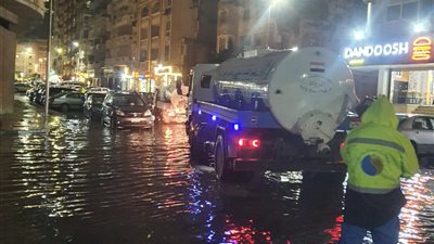 محافظ الإسكندرية: متابعة لحظية للتعامل مع موجة الأمطار واستمرار الاستجابة لشكاوى المواطنين