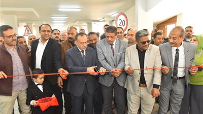 محافظ أسيوط يفتتح موقف سرفيس متعدد الطوابق وسوق حضري بمركز أبنوب 
