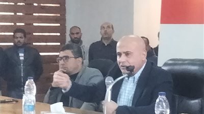 رئيس مصنع 9 الحربي يبحث مع العاملين موقف المشروعات الجاري تنفيذها