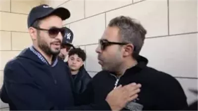 شاهد.. حمادة هلال يساند محمد عدوية لحظة دفن والده