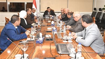 وزير الإسكان يلتقي نواب محافظة أسوان لبحث شكاوى المواطنين بشأن ضعف وصول المياه