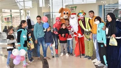 بقدوم العام الجديد.. سبايدرمان يحتفل مع أطفال مرضى لسرطان بالأقصر