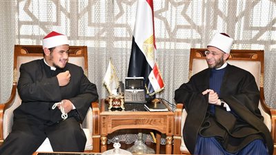 وزير الأوقاف يستقبل الشاب محمود نجاح أبو زينة «صاحب واقعة القطة الشهيرة» 