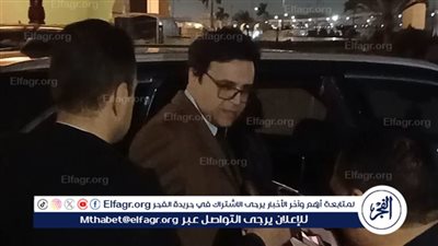 لحظة خروج وزير الثقافة من عزاء أحمد عدوية 