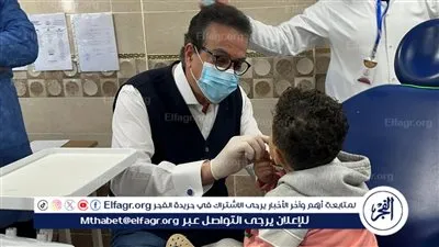 وزير الصحة ينظف ضرس طفل صغير أثناء زيارته للغربية 