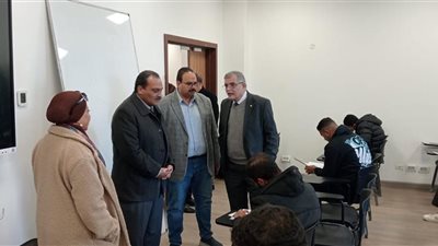 	رئيس جامعة بنها يتفقد لجان امتحانات الفصل الدراسي الأول (صور)