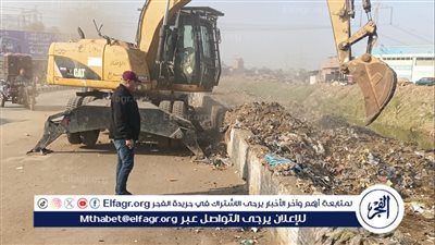 رفع 160 طن مخلفات ونواتج تطهير ترعة الملاح بالطريق الدائري بحي غرب أسيوط