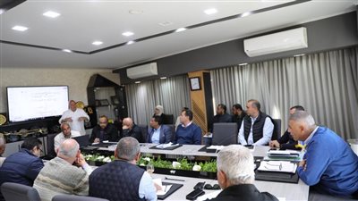 اجتماع موسع بأسوان مع رؤساء شركات مياه القاهرة والجيزة وسوهاج...والمحافظ يشيد بصبر وتحمل المواطنين 