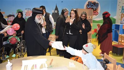 وفد كنسي بالأقصر يحتفل مع الأطفال مرضى السرطان بقدوم العام الميلادي الجديد