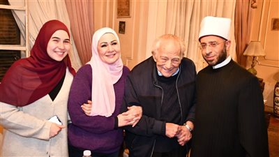 في لفتة إنسانية.. وزير الأوقاف يزور الفنان رشوان توفيق