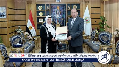 رئيس جامعة المنصورة يُكرِّم معاونة خدمة بكلية التمريض لأمانتها