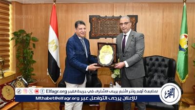 محافظ الفيوم يكرم وكيل وزارة الشباب والرياضة السابق ويهنئ الجديد