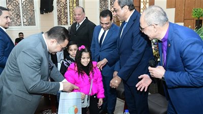 محافظ قنا يهنئ الأقباط بعيد الميلاد المجيد خلال زيارات لدير الأنبا بضابا والكنيسة الإنجيلية بنجع حمادي