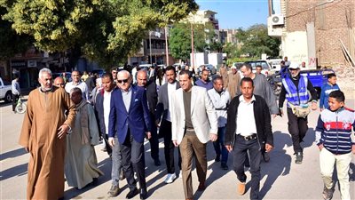 محافظ الأقصر يتفقد أعمال تركيب بلاط الإنترلوك بالشوارع الفرعية بمدينة الأقصر