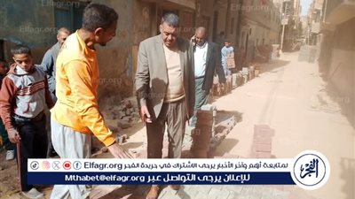 تركيب بلاط الإنتربوك بالحارات والشوارع الضيقة بمدينة البدارى فى أسيوط