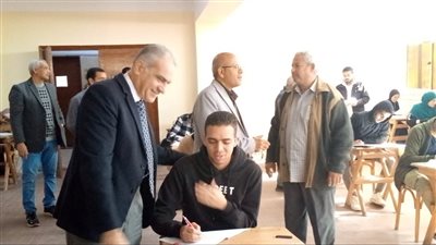 رئيس جامعة أسوان يتفقد امتحانات الفصل الدراسي الأول بكلية هندسة الطاقة