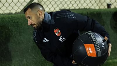 نجم الأهلي السابق يهاجم علي معلول ويطلب عدم قيده بقائمة الفريق