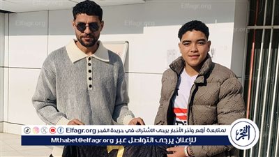 مصطفى شلبي يستقبل المشجع الزملكاوي صاحب اللافتة المثيرة للجدل ويهديه قميص الزمالك 