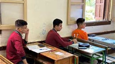 التحقيق بتأخر تسليم الطلاب ورقة امتحان اللغة العربية للشهادة الاعدادية بمدرسة بالجيزة