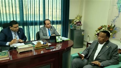 مدير الرعاية الصحية بأسوان يلتقي وفدًا من الشيوخ وقيادات النجوع