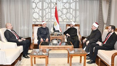 بعد طعنه وتنازله عن تعويض مليون جنيه..وزير الأوقاف يكرم إمام مسجد بالمنوفية