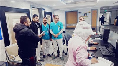 رغم تعرضة لأزمة صحية.. مدير الرعاية الصحية بالأقصر يتابع سير العمل بمستشفى الكرنك الدولي