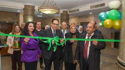 رئيس جامعة القاهرة يفتتح أول جهاز لإعادة تدوير العبوات البلاستيكية والمعدنية