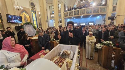 الانبا انجيلوس يترأس صلاة تجنيز كاهن كنيسة مارمرقس بشبرا