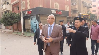 محافظ القليوبية يشهد إزالة 3 أدوار مخالفة في بنها بمنطقة الفيلل