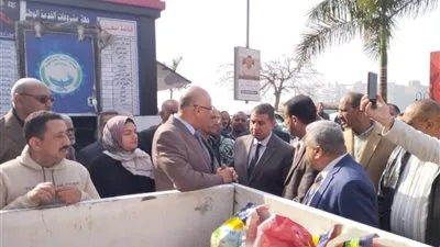 محافظ القليوبية يتفقد منافذ متنقلة للسلع والمنتجات الغذائية بمدن وأحياء المحافظة 