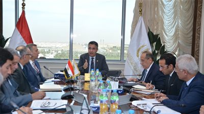 وزير التموين يبحث مع شركات الزيوت زيادة المعروض في الأسواق خلال الفترة المقبلة