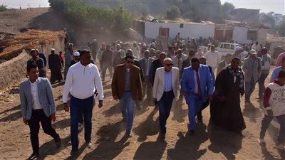 بالصور.. محافظ الأقصر يتفقد قرية حاجر الأقالتة وتل بلال بمدينة القرنة