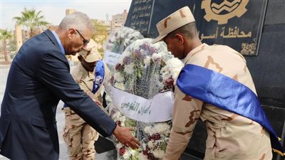 محافظ أسوان يضع إكليل الزهور على النصب التذكاري احتفالا بالعيد القومي