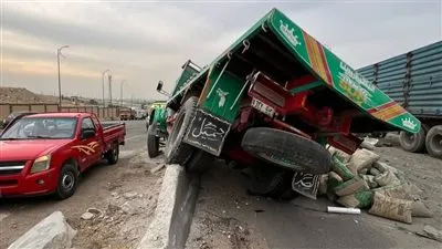 العربيات اتعجنت.. تصادم 20 سيارة اعلي الطريق الأوسطي 