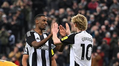 نيوكاسل يونايتد يواصل عروضه المميزة بثلاثية في شباك ولفرهامبتون في الدوري الإنجليزي 