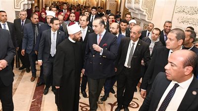 وزير الأوقاف وكبار رجال الدولة يشهدون أول جمعة 