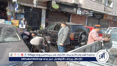 رئيس حي شرق أسيوط يقود حملة مكبرة لرفع إشغالات الباعة الجائلين 