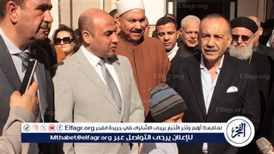 محافظ أسيوط ونائب رئيس الجامعة يقومان بتوزيع البطاطين والهدايا على مرضى معهد الأورام 