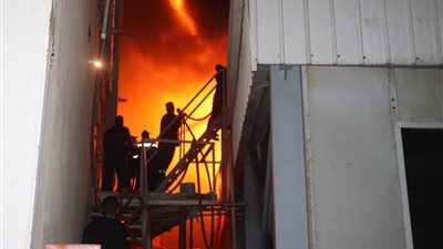 محافظ القليوبية يرافقه مدير الأمن يتابعا حريق بأحد الثلاجات بالقناطر الخيرية (صور)